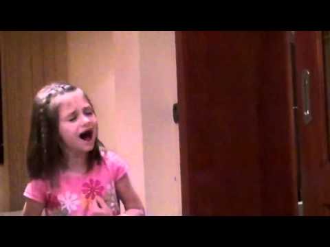 Крисия като по-малка с красиво изпълнение у дома 