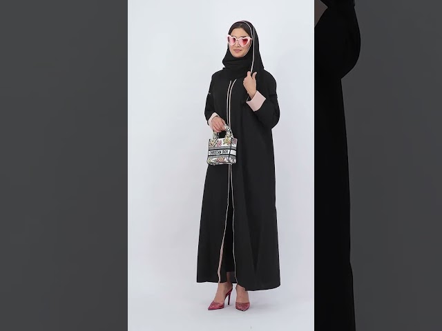 عباية سوداء بتداخل اللون الوردي