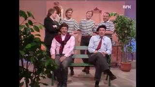 Bjelleklang - På en grønnmalt benk i hagen