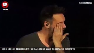Nek (Filippo Neviani) piange di emozione nel suo concerto all&#39;Arena di Verona