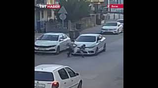 Bursa'da aniden yola fırlayan çocuk ile onu kurtarmaya çalışan annesin