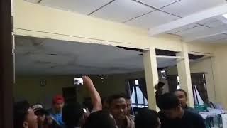 preview picture of video 'Detik Detik Robohnya Aula Kantor Camat Saat Rekapitulasi Suara Berlangsung'
