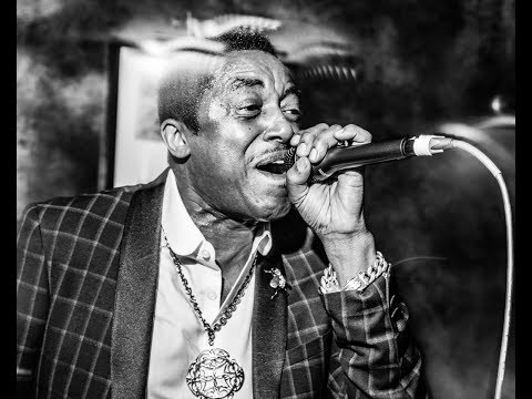 Mic Murphy from The System. Live performance.