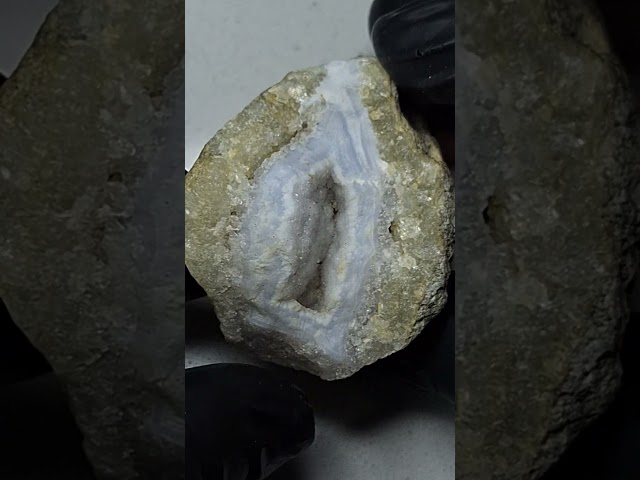 حجر عقيق ازرق سماوي خام مع حاضن تحفة للاقتناء او ا...