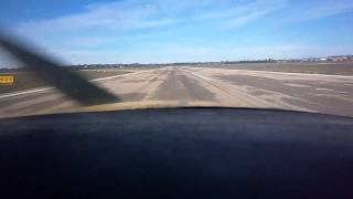 preview picture of video 'Aterrizaje en Cuatro Vientos - Cessna 150 - EC-IFD (28/01/2013)'