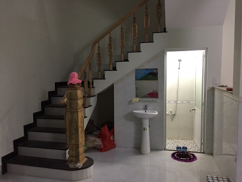Kho Tư liệu Xây dựng - Bố trí WC dưới gầm cầu thang | Tận dụng không gian dưới gầm thang làm Toilet