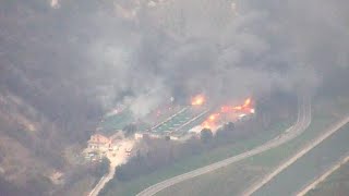 Furioso incendio in una stalla ad Avio, fiamme e fumo visibili da chilometri di distanza. Decine ...