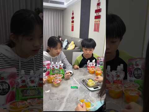 „Kłótnia o udka z kurczaka między dwojgiem dzieci 😂 Jak w końcu wszystko zostało równo podzielone?”