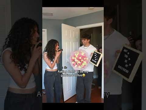 Asking jenny to be my girlfriend on live @JennyHoyos