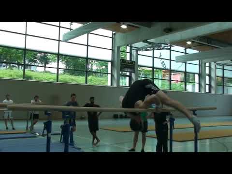 Oberarmrolle aus dem Grätschsitz in den Grätschsitz (3)