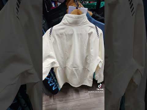 Sports Depot Sapporo. Eles têm uma ampla variedade de equipamentos esportivos. A 1 estação da estação Sapporo.