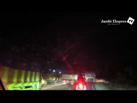 MOMEN TRUK BATU BARA ANTRI NUNGGU JADWAL KELUAR KE PELABUHAN