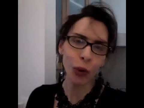 Odiosa la ragazza sempre in posa e nervosa.