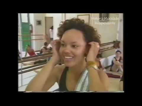 Momentos da Nossa História 1997- Os preparativos da Porta-Bandeira Lucinha Nobre⭐️
