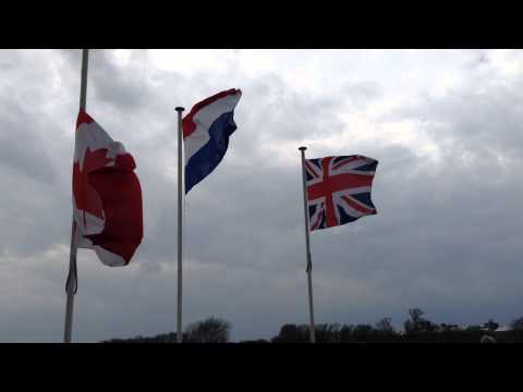 vlaggen hijsen bij herdenking 70 jaar bevrijding