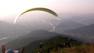 preview picture of video '부산 경남 두리패러 2인승 패러글라이딩 체험비행 어린이 이륙장면'