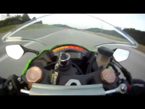 Спираща дъха гонка между автомобил и мотор с над 300 км/ч 