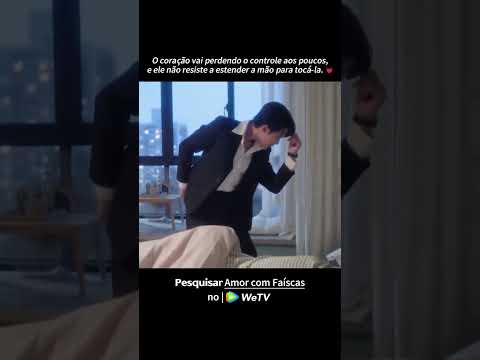 O coração vai perdendo o controle aos poucos, e ele estende a mão para tocá-la. #AmorcomFaíscas