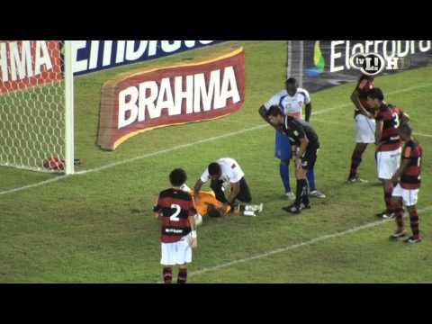 Goleiro Felipe desmaia em disputa de bola e sai de ambulância