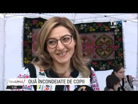 Copiii încondeiază ouă de Paște într-un atelier din Iași