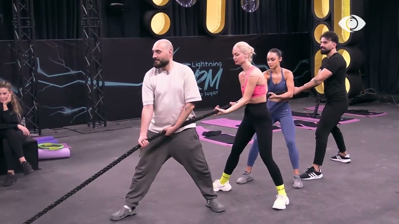 Banorët ndahen në dy skuadra për ushtrimin me litar