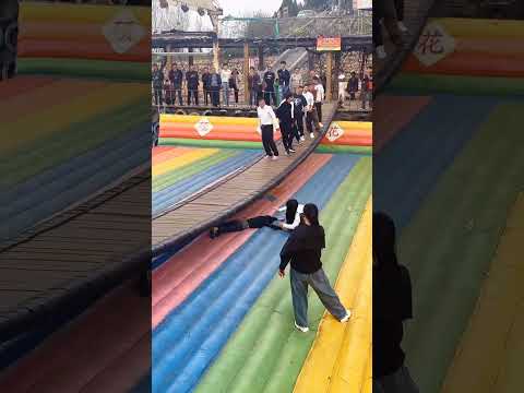 Shuoping Flower Sea, the scene of the rocking bridge of Internet celebrity bridge is so exciting, e