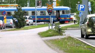 preview picture of video 'Dm7 Lättähattu passed Vapaaherrantie level crossing in Jyväskylä, Finland'