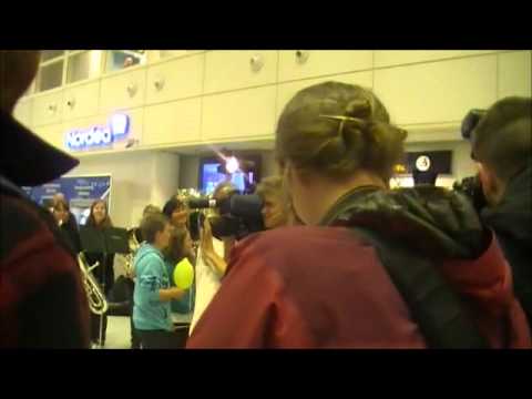 Tommy Urhaug arrives at Flesland airport with Paralympics gold medal