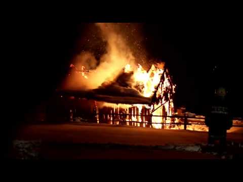 Historisches Holzhaus in Seeham in Flammen