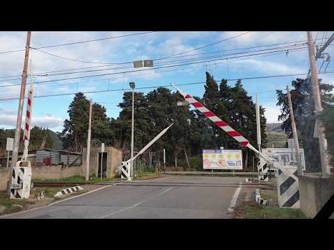 PASSAGGIO a LIVELLO + Treno in TRANSITO Zappulla (Italy) / Railroad Crossing / Spoorwegovergang