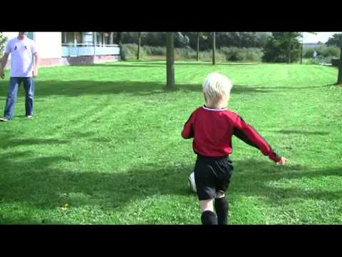 Vader en zoon samen voetballen