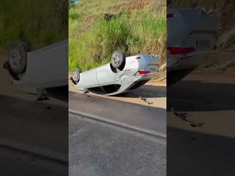 Carro capota na MG-425, estrada que liga Entre Folhas a Vargem Alegre