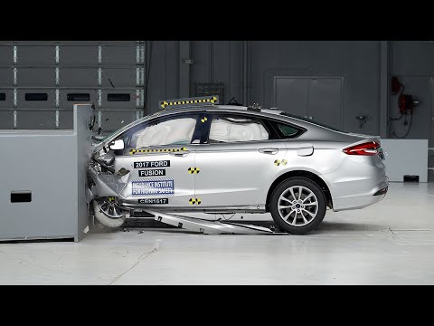 2017 Ford Fusion driver-side small overlap IIHS crash test