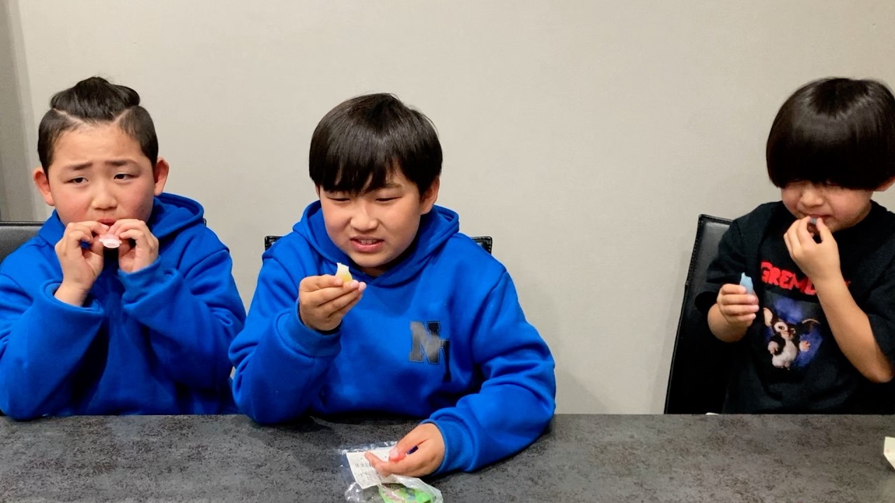 気になってたお菓子を食べたら、まさかの味で顔を引き攣る三兄弟...w
