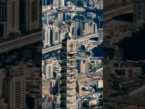 Man beklimt megahoog gebouw zonder touw. #jeugdjournaal #klimmen #gebouw #hoog #wow