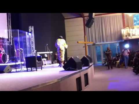 Koomz Vater mit Jugendlichen in Weinstadt . Eglise Tbb