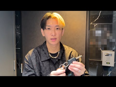 寝ている超有名人の家に乗り込みます