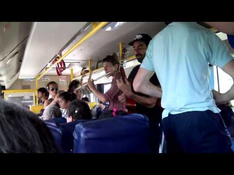 Músicos callejeros interpretan "La Trampera" de Anibal Troilo (Pichuco)