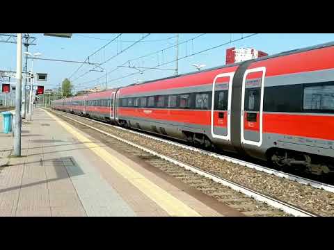 Transito Frecciarossa 1000 e arrivo di un convoglio di Trenord
