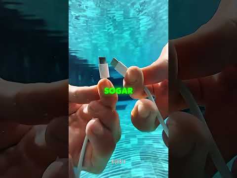 Er öffnet sein neues iPhone 17 unter Wasser 😨 #shorts