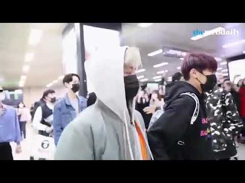 180415 Wanna One at Gimpo Airtport (Pink Sausage)