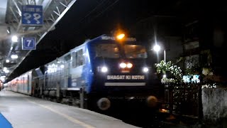 Download lagu Unique Blue-Grey liveried BGKT WDP4B 40001 powers the 16531 Garib Nawaz Exp | Arrival at Vasai Road. mp3