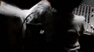 Bebê de um ano surpreende sendo dj e operador de som .