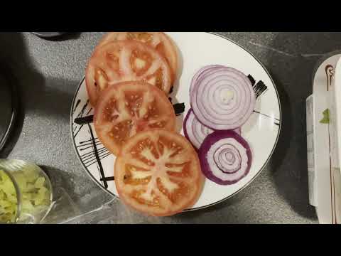 Cooking with Gerardus - Daan makes a vegetarian hamburger