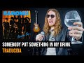 ¿Cómo sonaría RAMONES - SOMEBODY PUT SOMETHING IN MY DRINK en Español?
