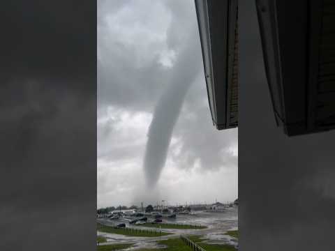 Un TORNADO sorprende en ATLANTIC EACH y causa DAÑOS en la costa de Long Island #shorts