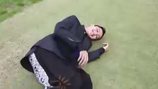 Download lagu Tingkah lucu Gus azmi saat Jatuh terekam kamera di luar panggung mp3