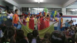 preview picture of video 'Vitória e sua turma dançando Caminho das Índias'