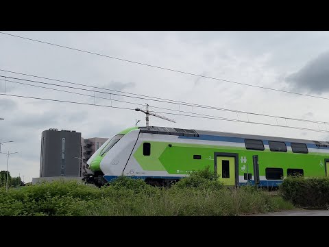 [4K] Trenord REG Milano Porta Garibaldi - Ponte San Pietro. ETR 521 con Carrozza di Prima Classe.
