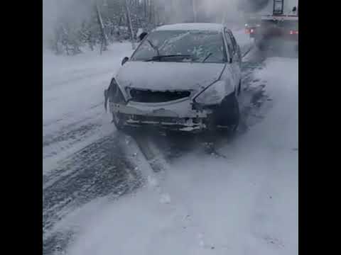 Сотрудники ДПС отбуксировали машину, съехавшую с трассы «Вилюй»